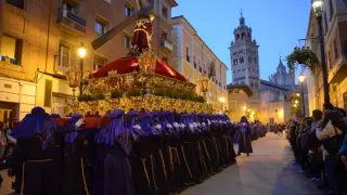 Procesión de la Hermandad del Nazareno y María Santísima del Rosario durante la Semana Santa en Teruel. gsc