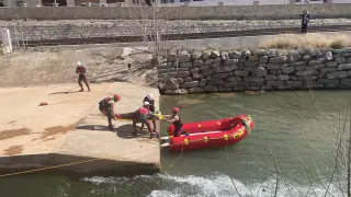 Los bomberos de la DPT durante la práctica con la nueva barca.