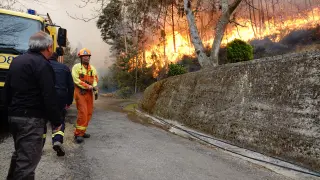 Bomberos de Asturias trabajan en el incendio de los concejos de Valdes y Tineo.