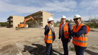 Carmelo Bosque, Carlos Pérez Anadón y Juan Vera, en el inicio de las obras de demolición, que han comenzado por la antigua residencia de personal de la Universidad Laboral.