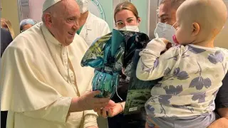 El papa Francisco visitó este viernes por la tarde la planta de oncología pediátrica del hospital en el que permanece ingresado, el Gemelli de Roma