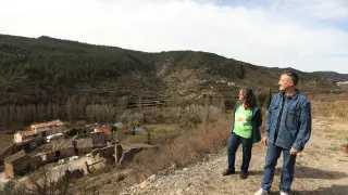 Jezabel López y Raúl Hoyo, vecinos de Olba preocupados por el peligro de incendio observan el Morrón, el monte que marcó el límite del frente del fuego.