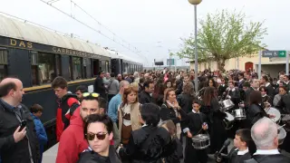 Recepción del Tren del Tambor 2022 por los tambores y bombos de La Puebla de Híjar.