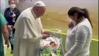 El pontífice le ha pedido a la mujer que cuando vaya a su iglesia, le diga al párroco que el Papa ha bautizado a su hijo