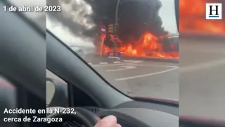 Un aparatoso accidente cerca de Zaragoza provoca una gran humareda