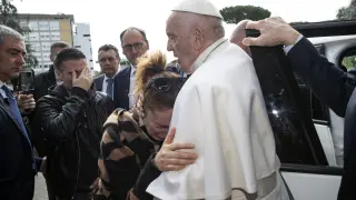 El papa Francisco sale del hospital de Roma, tras la bronquitis.
