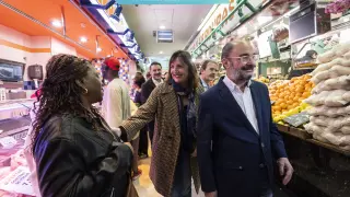 Lola Ranera (en el centro) y Javier Lambán (a la derecha) este sábado en el Mercado de las Delicias de Zaragoza