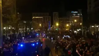 Éxtasis en la plaza de España ante la llegada del autobús del Casademont Zaragoza