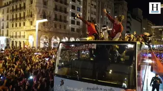 Miles de aficionados se agolpan en la plaza de España para acercarse y celebrar con el equipo femenino de baloncesto el triunfo de la Copa de la Reina.