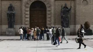 Grupos de turistas visitando el centro de Zaragoza este domingo.