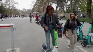 París prohíbe los patinetes eléctricos de alquiler en sus calles