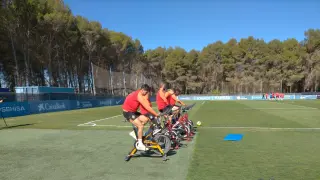 Cinco jugadores de la SD Huesca realizaron bici estática en el entrenamiento de este lunes.