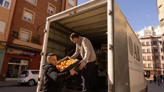 Entrega de 1.450 kilos de alimentos por el Mercado Central gracias a Old School Basket.