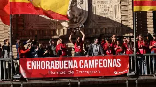 Las jugadoras del Casademont en el balcón del Ayuntamiento de Zaragoza