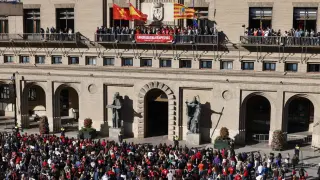 Las jugadoras del Casademont ofrecen la Copa a la Virgen y saludan a la afición desde el balcón del Ayuntamiento