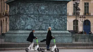 Patinetes eléctricos en París.