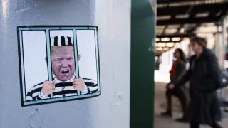 Una pegatina de Donald Trump encarcelado en Nueva York.