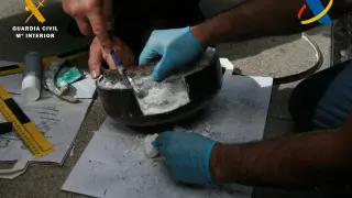 La Guardia Civil encontró la cocaína al abrir el instrumento de percusión.