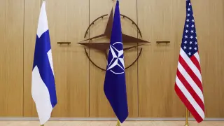 Las banderas de Finlandia, la OTAN y Estados Unidos, este martes en la sede de la Alianza Atlántica.