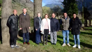 Nuria Pargada (en el centro) con Alberto Izquierdo y representantes locales y de la Ejecutiva del Partido Aragonés, este fin de semana en Biescas.