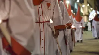 Las cofradías de Nuestro Señor Atado a la Columna y de la Preciosísima Sangre concitaron a numerosos fieles en sus procesiones del Martes Santo en Huesca.