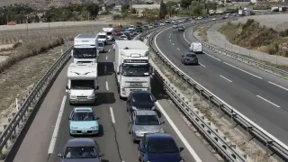 Doce kilómetros de retención en 2 autovías de Alicante por sendas colisiones