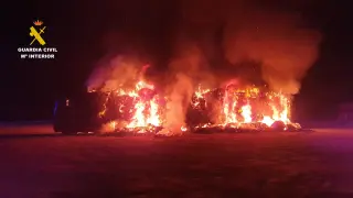 Las llamas han devorado por completo el camión, que iba cargado de paja.