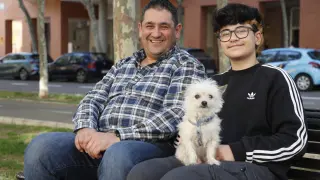 Aslan Orera y Vicente Orera (padre e hijo), en el paseo de Longares de Zaragoza.