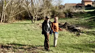 Fernando Sánchez Dragó y José Ángel González Sáenz, el pasado sábado, 8 de abril, paseando por el campo cerca de Castilfrío de la Sierra
