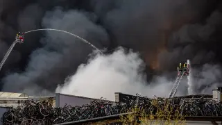 Incendio en un almacén en Hamburgo, alerta por toxinas