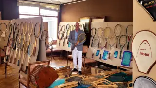 Juan Antonio Burges, en la exposición que inauguró ayer en el Club de Tenis.