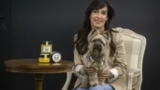 La zaragozana Carolina Gracia con su perro Indie, que da nombre a su marca de mostazas, a su derecha.
