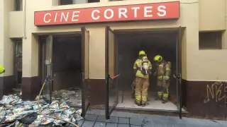 Trabajo de los bomberos aplacando el fuego en el Cine Cortés de Barbastro.