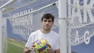 Azón posa con un balón en una de las porterías de la Ciudad Deportiva.
