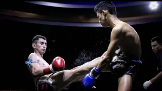 Ismael Abad (guantes rojos) en una pelea contra un luchador tailandés