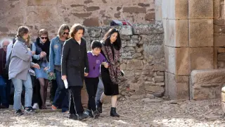 La viuda de Sánchez Dragó, Emma Nogueiro (segunda por la izquierda), la expareja del escritor, Naoko (derecha) y sus hijos, a la llegada al entierro en Castilfrío de la Sierra