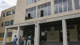 Varios alumnos, este miércoles en la puerta de la Facultad de Medicina de Zaragoza.