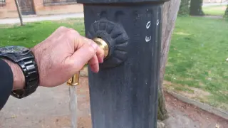 El Ayuntamiento ha instalado pulsadores en las fuentes públicas para ahorrar agua.