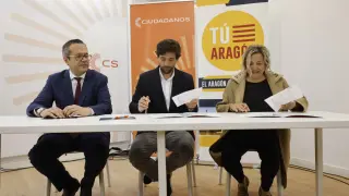 El secretario general de Cs, Adrián Vázquez, y la presidenta de Tú Aragón, Natalia Lascorz, en la firma de coalición, este jueves, junto al líder liberal en Aragón, Carlos Ortas