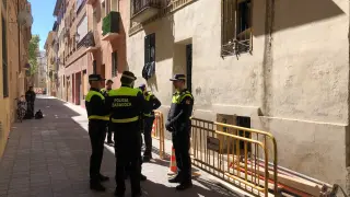Efectivos de la Policía Local de Zaragoza delante del edificio afectado