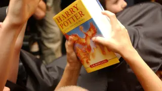 Un niño con un libro de 'Harry Potter', en Londres