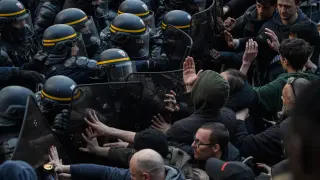 La Policía carga contra miles de manifestantes en París por la reforma de las pensiones.