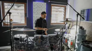 Adrián Garcés, en OK Corral, donde imparte clases de batería