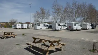 El camping se ubicará cerca de la zona de aparcamiento de caravanas municipal, en la foto.