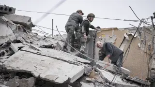 Equipos de rescate ucranianos ayudan a un hombre herido tras el ataque con un misil en la ciudad de Sloviansk.