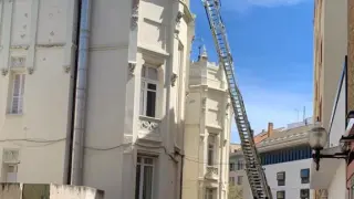 Intervención de los bomberos en uno de los torreones del Casino de Huesca este sábado por desprendimientos.