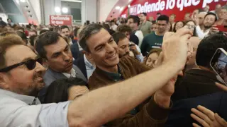 El secretario general del PSOE y presidente del Gobierno, Pedro Sánchez, se toma una foto con simpatizantes durante su participación en la jornada de clausura de la Conferencia Municipal del PSOE, este domingo en Valencia.