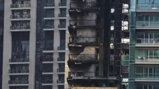 Estado en el que quedó el edificio incendiado en Dubái, en el que han muerto al menos 16 personas.