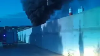 Incendio en un planta de reciclaje de una empresa privada en el término municipal de Monzón.
