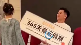 El afortunado chino con el premio de la rifa.